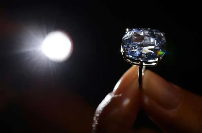 أحجار كريمة بيعت بمئات الملايين.. من «أوبن هايمر الزرقاء» إلى «لؤلؤ ماري أنتوانيت»