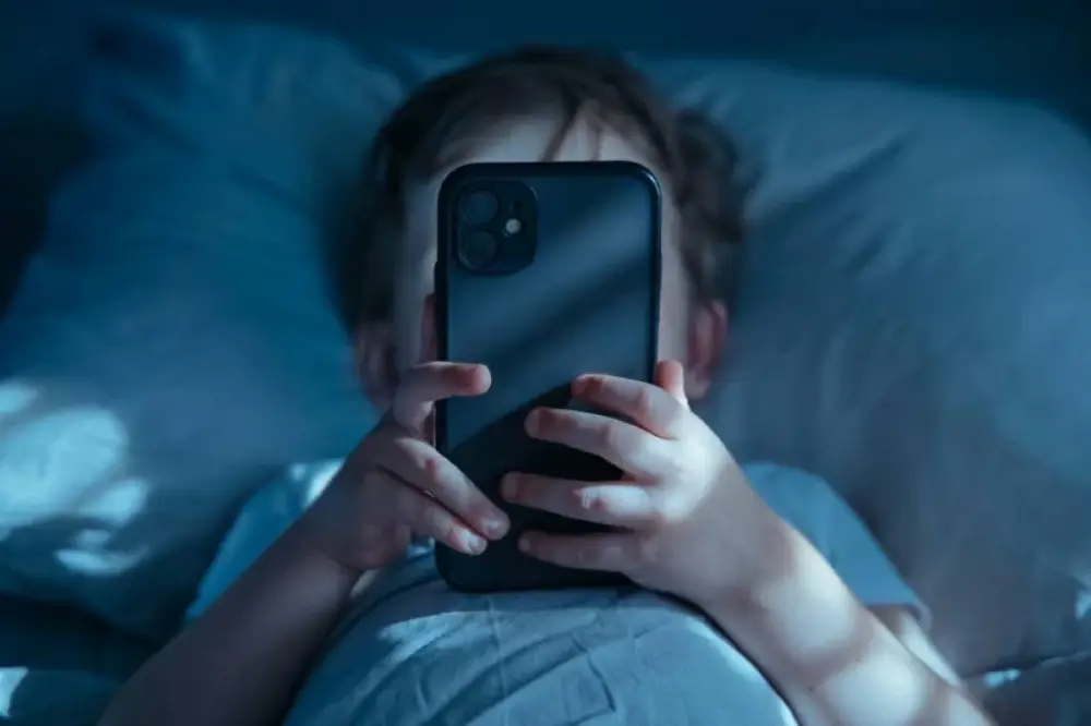 شريحة ذكية للطفل.. كيف يخطط العالم لحماية أطفاله من ألعاب الانتحار والمراهنات؟