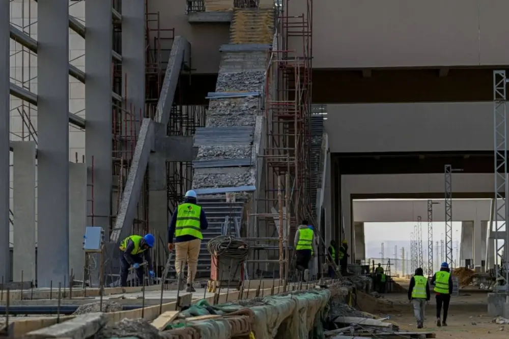 قطاع الإنشاءات في مصر.. نمو محاط بمخاطر حرب إيران