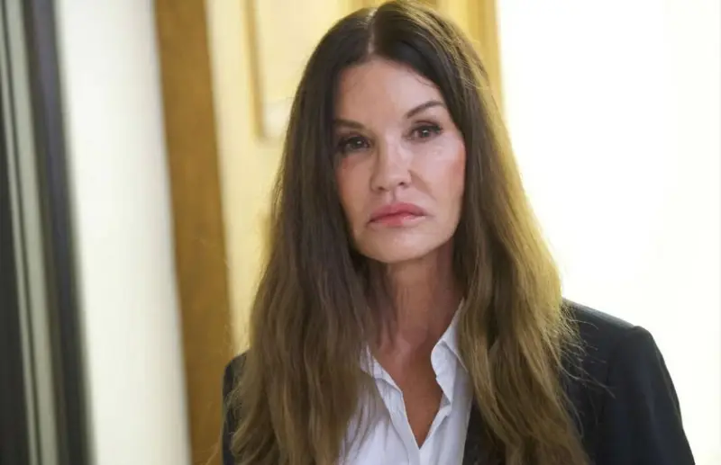 من القمة إلى الإفلاس.. كيف خسر نجوم هوليوود ثرواتهم؟