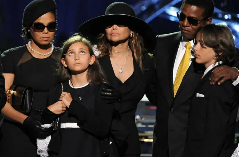 السبب الحزين وراء عدم حصول أبناء مايكل جاكسون على ميراثهم حتى الآن (شوباز ديلي)