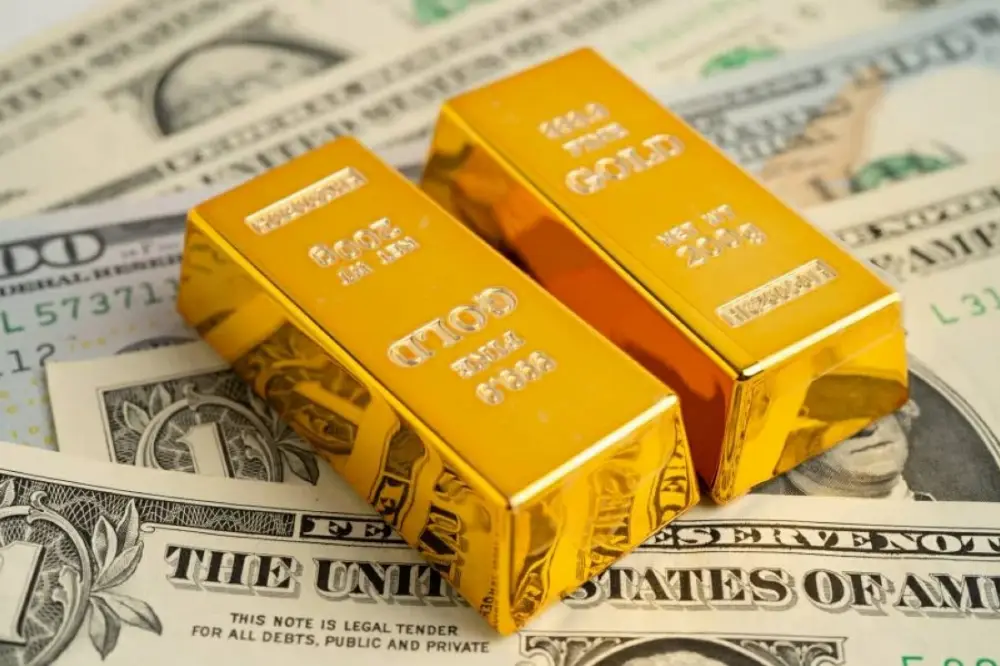 الذهب يصعد نحو 4400 دولار بدعم من ضعف الدولار وتوقعات الفائدة