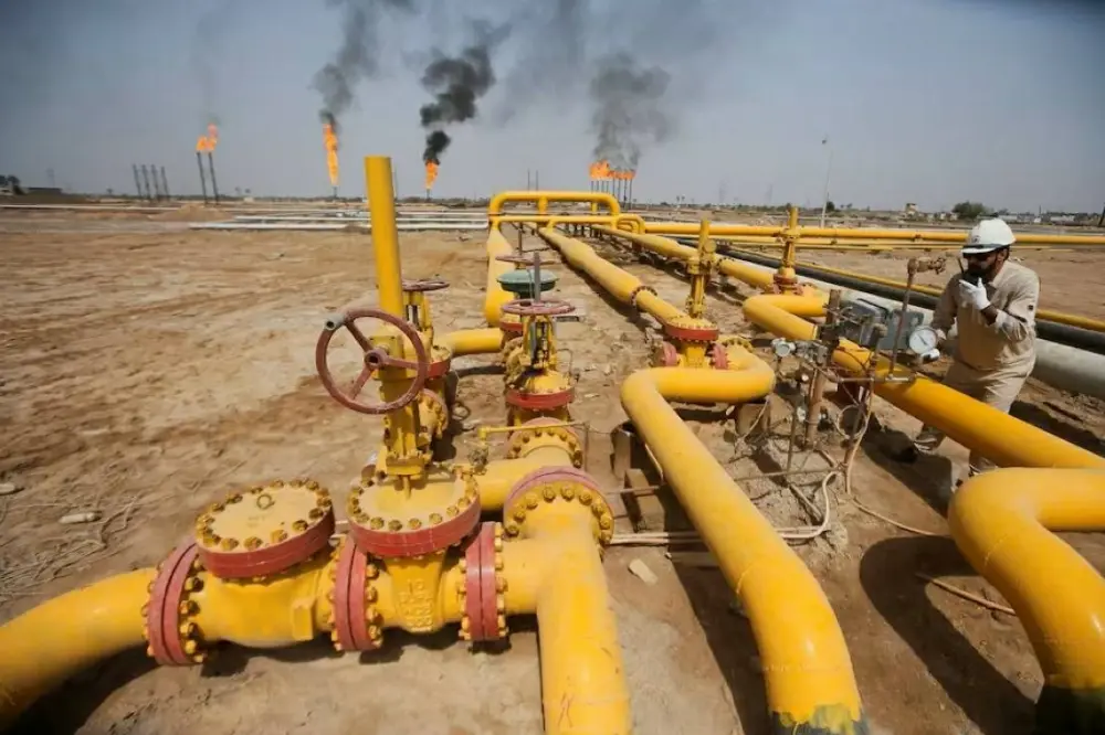 يتفقد عامل خط أنابيب للنفط في حقل نهر بن عمر النفطي شمال البصرة، العراق، 22 مارس 2022. رويترز