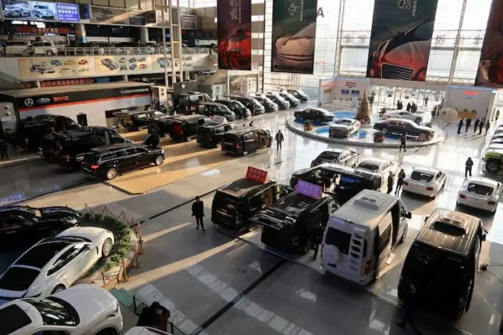 تظهر مركبات مستوردة في أحد معارض السيارات بمنطقة تيانجين الحرة في الصين، 2 يناير 2019. التُقطت الصورة في 2 يناير 2019
