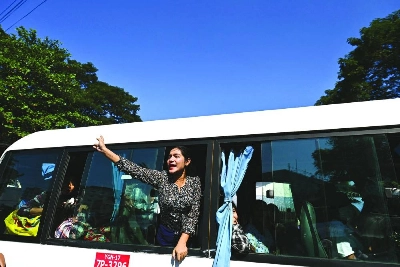Released prisoners ride in a bus out of Insein prison during an annual amnesty to mark Myanmar’s Independence Day in Yangon Sunday. Released prisoners ride in a bus out of Insein prison during an annual amnesty to mark Myanmar’s Independence Day in Yangon Sunday.