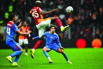 Galatasaray’s Victor Osimhen jumps to control the ball in front of Atletico Madrid’s Giuliano Simeone during the UEFA Champions League match at Rams Park in Istanbul Wednesday. (AFP) Galatasaray’s Victor Osimhen jumps to control the ball in front of Atletico Madrid’s Giuliano Simeone during the UEFA Champions League match at Rams Park in Istanbul Wednesday. (AFP)