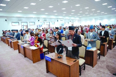 Newly elected lawmakers taking an oath during a swearing-in ceremony at the parliament in Kathmandu Thursday. (AFP) Newly elected lawmakers taking an oath during a swearing-in ceremony at the parliament in Kathmandu Thursday. (AFP)