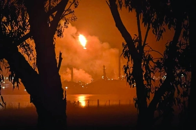 A fire at the Viva Oil Refinery in Geelong. Emergency crews were responding early Thursday to a fire raging out of control at one of Australia's two remaining oil refineries which supplies 10% of the country's fuel. (AFP) A fire at the Viva Oil Refinery in Geelong. Emergency crews were responding early Thursday to a fire raging out of control at one of Australia's two remaining oil refineries which supplies 10% of the country's fuel. (AFP)