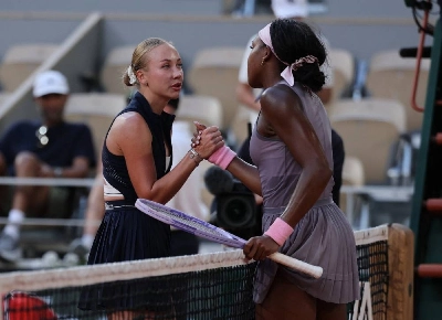 Austria's Anastasia Potapova (left) shakes hands with Coco Gauff of the U.S. after winning their third-round match at the French Open in Paris on Saturday. (Reuters) Austria's Anastasia Potapova (left) shakes hands with Coco Gauff of the U.S. after winning their third-round match at the French Open in Paris on Saturday. (Reuters)