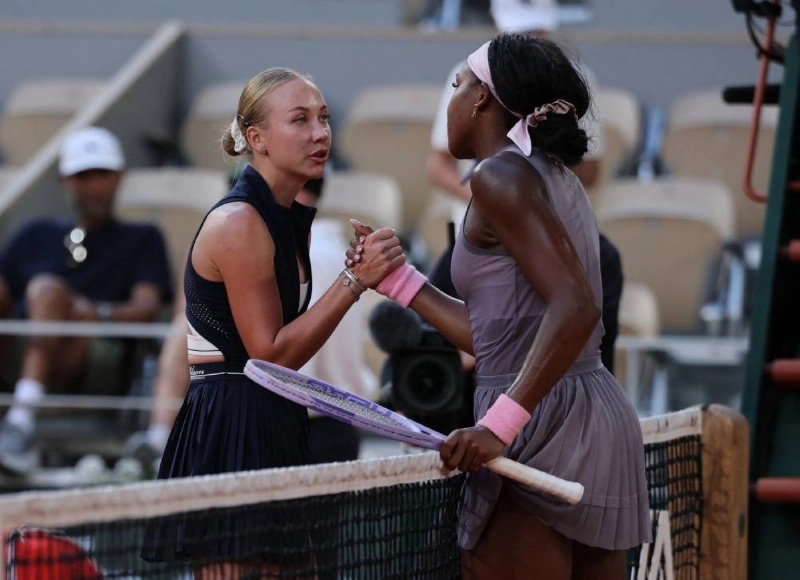 Austria's Anastasia Potapova (left) shakes hands with Coco Gauff of the U.S. after winning their third-round match at the French Open in Paris on Saturday. (Reuters) Austria's Anastasia Potapova (left) shakes hands with Coco Gauff of the U.S. after winning their third-round match at the French Open in Paris on Saturday. (Reuters)