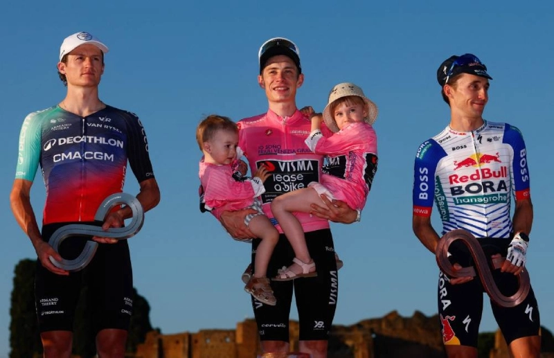 Team Visma Lease a Bike Danish rider Jonas Vingegaard C) wearing the overall leader's pink jersey and winner of the Giro d'Italia 2026 - Tour of Italy cycling race poses on podium with second placed Decathlon CMA CGM Team Austrian rider Felix Gall (L) and third placed Red Bull - BORA - hansgrohe Australian rider Jai Hindley, after the 21th and last stage in Rome, Italy, on May 31, 2026. (Photo by Luca Bettini / AFP) Team Visma Lease a Bike Danish rider Jonas Vingegaard C) wearing the overall leader's pink jersey and winner of the Giro d'Italia 2026 - Tour of Italy cycling race poses on podium with second placed Decathlon CMA CGM Team Austrian rider Felix Gall (L) and third placed Red Bull - BORA - hansgrohe Australian rider Jai Hindley, after the 21th and last stage in Rome, Italy, on May 31, 2026. (Photo by Luca Bettini / AFP)