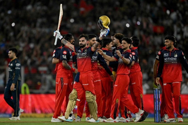 Royal Challengers Bengaluru's Virat Kohli (centre) sealed victory with a six to cap a magnificent 75 of 42 balls, featuring nine fours and three sixes. (Reuters) Royal Challengers Bengaluru's Virat Kohli (centre) sealed victory with a six to cap a magnificent 75 of 42 balls, featuring nine fours and three sixes. (Reuters)