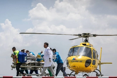 Medics and rescuers transfer mountaineer Dawa Sherpa from a helicopter upon his arrival at the HAMS Hospital in Kathmandu yesterday. (AFP) Medics and rescuers transfer mountaineer Dawa Sherpa from a helicopter upon his arrival at the HAMS Hospital in Kathmandu yesterday. (AFP)