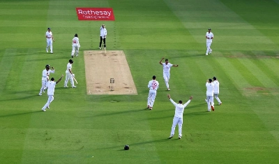 England's Josh Tongue celebrates the wicket of New Zealand's Kane Williamson with teammates during day two of the first Test at Lord's Cricket Ground, London, Britain, on June 5, 2026. (Reuters)
England's Josh Tongue celebrates the wicket of New Zealand's Kane Williamson with teammates during day two of the first Test at Lord's Cricket Ground, London, Britain, on June 5, 2026. (Reuters)