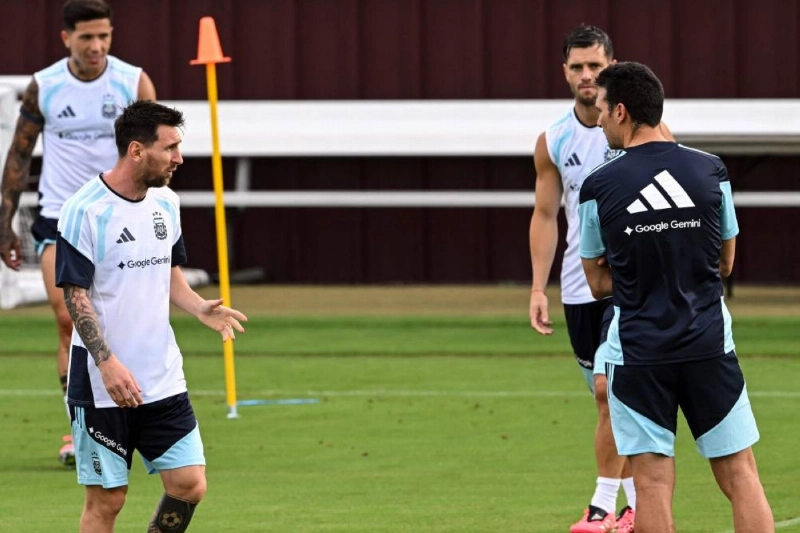 Argentina's forward Lionel Messi (left) talks to head coach Lionel Scaloni during a training session at Kyle Field in College Station, Texas, on June 5, 2026. (AFP) Argentina's forward Lionel Messi (left) talks to head coach Lionel Scaloni during a training session at Kyle Field in College Station, Texas, on June 5, 2026. (AFP)