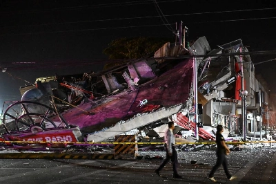 People walk past a collapsed building following the magnitude 7.8 quake in General Santos, southern Philippines, June 8, 2026. REUTERS People walk past a collapsed building following the magnitude 7.8 quake in General Santos, southern Philippines, June 8, 2026. REUTERS
