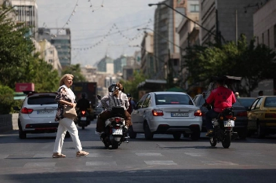 An Iranian woman walks on a street in Tehran on Monday. Despite the mounting pressure, Iran’s economy hasn’t reached the point of collapse, when there’s a complete breakdown in activity. The state has a high tolerance for economic pain thanks to decades of experience withstanding war and tough international sanctions. An Iranian woman walks on a street in Tehran on Monday. Despite the mounting pressure, Iran’s economy hasn’t reached the point of collapse, when there’s a complete breakdown in activity. The state has a high tolerance for economic pain thanks to decades of experience withstanding war and tough international sanctions.