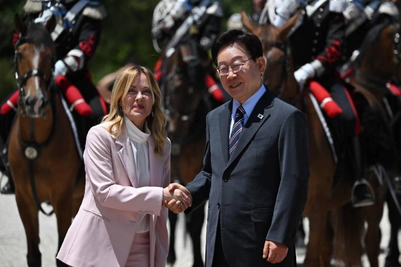 Italy's Prime Minister Giorgia Meloni shakes hands as she welcomes Korean President Lee Jae-myung before a meeting at Villa Doria Pamphili in Rome yesterday. (AFP) Italy's Prime Minister Giorgia Meloni shakes hands as she welcomes Korean President Lee Jae-myung before a meeting at Villa Doria Pamphili in Rome yesterday. (AFP)