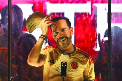 Colombia's presidential candidate Abelardo de la Espriella, of the Salvadores de la Patria movement, gestures as he speaks to supporters behind bulletproof glass after a quick count of votes in the presidential election at the Ventana al Mundo monument in Barranquilla, Colombia, on May 31, 2026. The Colombian Supreme Court of Justice suspended on June 12, 2026 a lower court’s ruling that had banned far-right presidential candidate Abelardo de la Espriella from using national symbols and his signature slogan, “Firm for the homeland”. The 47-year-old lawyer often uses the military salute of the armed forces and national insignia at political rallies, which are filled with Colombian flags and national football team shirts. Colombia will hold the runoff presidential election on June 21. (AFP/File picture) Colombia's presidential candidate Abelardo de la Espriella, of the Salvadores de la Patria movement, gestures as he speaks to supporters behind bulletproof glass after a quick count of votes in the presidential election at the Ventana al Mundo monument in Barranquilla, Colombia, on May 31, 2026. The Colombian Supreme Court of Justice suspended on June 12, 2026 a lower court’s ruling that had banned far-right presidential candidate Abelardo de la Espriella from using national symbols and his signature slogan, “Firm for the homeland”. The 47-year-old lawyer often uses the military salute of the armed forces and national insignia at political rallies, which are filled with Colombian flags and national football team shirts. Colombia will hold the runoff presidential election on June 21. (AFP/File picture)