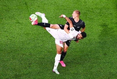 Shahriyar Moghanloo of Iran and Finn Surman of New Zealand compete for the ball during the FIFA World Cup Group G match in Los Angeles. (AFP) Shahriyar Moghanloo of Iran and Finn Surman of New Zealand compete for the ball during the FIFA World Cup Group G match in Los Angeles. (AFP)
