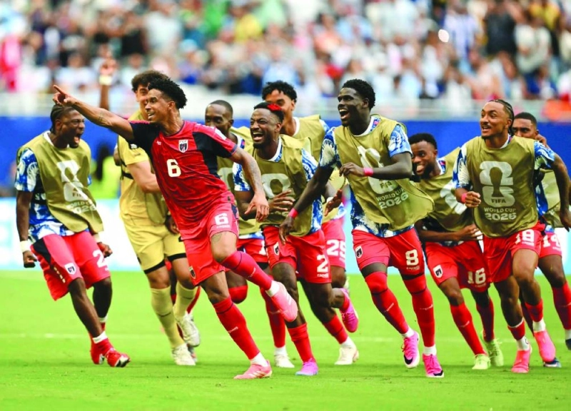 Cape Verde’s Kevin Pina celebrates with team-mates after scoring against Uruguay in Miami Gardens. (AFP)
Cape Verde’s Kevin Pina celebrates with team-mates after scoring against Uruguay in Miami Gardens. (AFP)