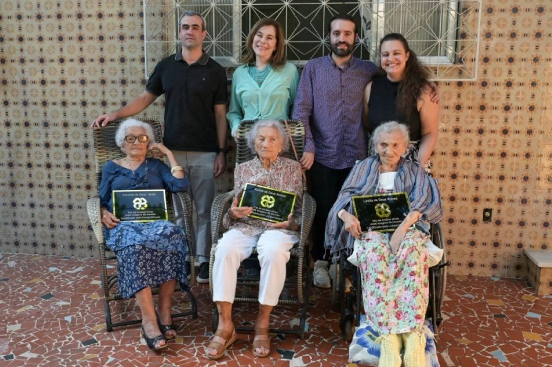 Researcher at the University of Sao Paulo (USP) Joao Paulo Guilherme, geneticist Mayana Zatz, researcher Mateus Vidigal, and nurse Mariana Tavares pose with Zoraide de Deus Mota, Zulina de Deus Nunes and Levita de Deus Nunes, recognized as the world’s oldest living trio of sisters, holding a LongeviQuest certification plaque in Rio de Janeiro, Brazil, June 23, 2026. REUTERS Researcher at the University of Sao Paulo (USP) Joao Paulo Guilherme, geneticist Mayana Zatz, researcher Mateus Vidigal, and nurse Mariana Tavares pose with Zoraide de Deus Mota, Zulina de Deus Nunes and Levita de Deus Nunes, recognized as the world’s oldest living trio of sisters, holding a LongeviQuest certification plaque in Rio de Janeiro, Brazil, June 23, 2026. REUTERS