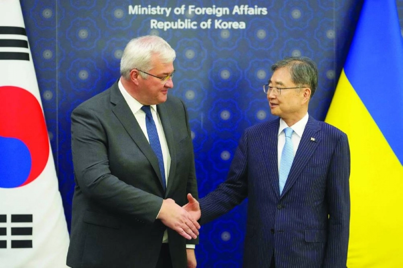 Ukrainian Foreign Minister Andrii Sybiha (left) shakes hands with Korean Foreign Minister Cho Hyun before their meeting at the Foreign Ministry in Seoul Tuesday. (AFP) Ukrainian Foreign Minister Andrii Sybiha (left) shakes hands with Korean Foreign Minister Cho Hyun before their meeting at the Foreign Ministry in Seoul Tuesday. (AFP)