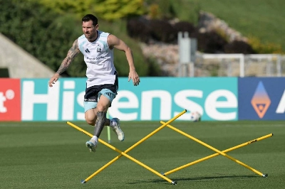 Argentina’s forward Lionel Messi takes part in a training session ahead of their World Cup round of 32 match against Cape Verde at Sporting KC Training Centre in Kansas City. (AFP) Argentina’s forward Lionel Messi takes part in a training session ahead of their World Cup round of 32 match against Cape Verde at Sporting KC Training Centre in Kansas City. (AFP)