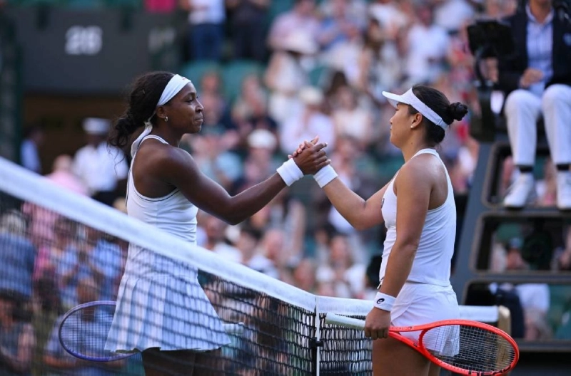 Coco Gauff of the U.S. shakes hands with Claire Liu of the U.S. after winning her third-round match at Wimbledon on Friday. (Reuters) Coco Gauff of the U.S. shakes hands with Claire Liu of the U.S. after winning her third-round match at Wimbledon on Friday. (Reuters)
