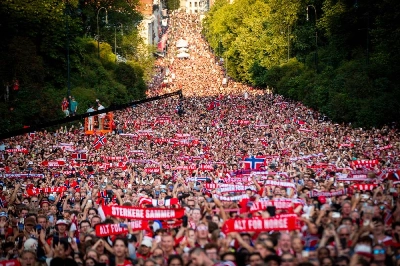 Supporters wave for Norway's football team at Slottsplassen in Oslo after their return to Norway from the USA on July 13, 2026. Norway were knocked out in the quarter-final match against England. (AFP) Supporters wave for Norway's football team at Slottsplassen in Oslo after their return to Norway from the USA on July 13, 2026. Norway were knocked out in the quarter-final match against England. (AFP)