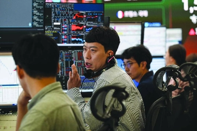 Currency dealers monitor exchange rates in a foreign exchange dealing room at the Hana Bank headquarters in Seoul. The Kospi stock index closed up 6.2% to 7,284.41 points Wednesday. Currency dealers monitor exchange rates in a foreign exchange dealing room at the Hana Bank headquarters in Seoul. The Kospi stock index closed up 6.2% to 7,284.41 points Wednesday.