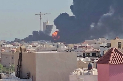 A screen grab taken from UGC video footage Saturday shows a plume of black smoke and flames billowing over the town of Mangaf, south of Kuwait City. (AFP) A screen grab taken from UGC video footage Saturday shows a plume of black smoke and flames billowing over the town of Mangaf, south of Kuwait City. (AFP)