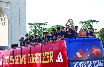 Spain’s Fabian Ruiz along with team-mates celebrates with the World Cup trophy during the victory parade in Madrid.(Reuters) Spain’s Fabian Ruiz along with team-mates celebrates with the World Cup trophy during the victory parade in Madrid.(Reuters)