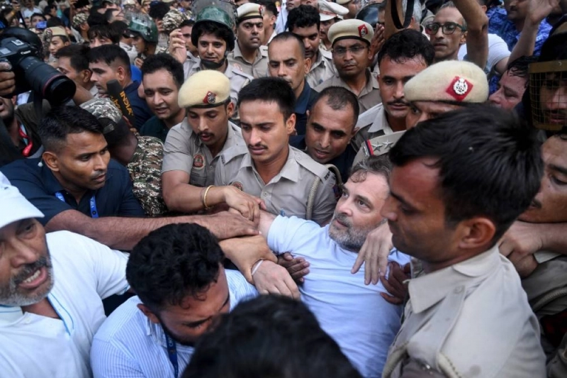 Security personnel detain India's Opposition Leader Rahul Gandhi (front second right) as he stages a sit-in protest calling for Prime Minister Narendra Modi's resignation outside the latter's residence in New Delhi yesterday, a day after police crackdown against the protesting Cockroach Janta Party (CJP) supporters. (AFP) Security personnel detain India's Opposition Leader Rahul Gandhi (front second right) as he stages a sit-in protest calling for Prime Minister Narendra Modi's resignation outside the latter's residence in New Delhi yesterday, a day after police crackdown against the protesting Cockroach Janta Party (CJP) supporters. (AFP)