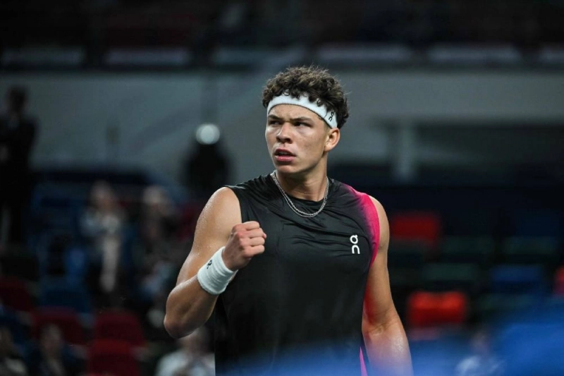 US's Ben Shelton celebrates after scoring a point against Italy's Jannik Sinner during their Shanghai Masters match in Shanghai on October 10, 2023. (AFP) US's Ben Shelton celebrates after scoring a point against Italy's Jannik Sinner during their Shanghai Masters match in Shanghai on October 10, 2023. (AFP)