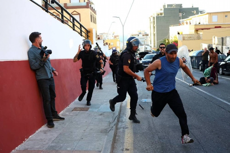 Clashes between migrants and police following mass crossings of migrants on foot and by sea from Morocco into Spanish territory, in Ceuta, Spain, August 2, 2026. REUTERS/Pedro Nunes Clashes between migrants and police following mass crossings of migrants on foot and by sea from Morocco into Spanish territory, in Ceuta, Spain, August 2, 2026. REUTERS/Pedro Nunes