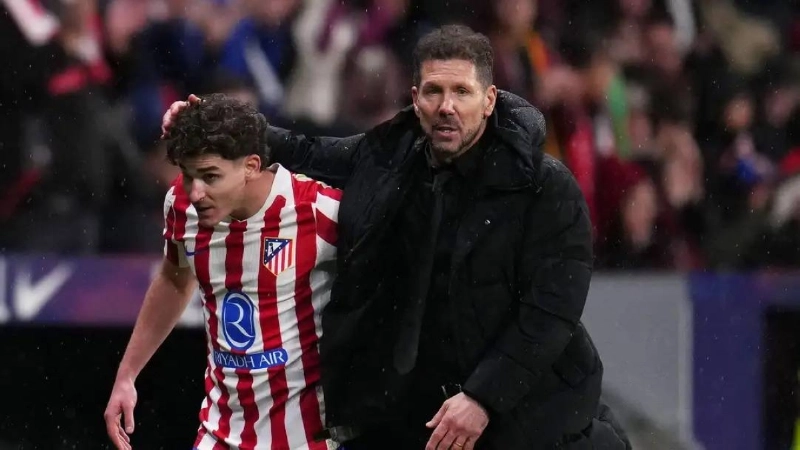 Atletico Madrid forward Julian Alvarez (left) and coach Diego Simeone. Atletico Madrid forward Julian Alvarez (left) and coach Diego Simeone.