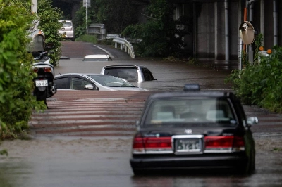 Abandoned cars are seen partially submerged on a flooded road in Sakura, Chiba prefecture, yesterday. (AFP) Abandoned cars are seen partially submerged on a flooded road in Sakura, Chiba prefecture, yesterday. (AFP)