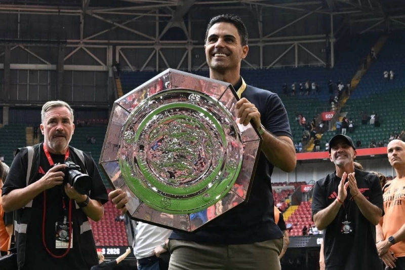 Arsenal's manager Mikel Arteta celebrates with the FA Community Shield. (AFP)