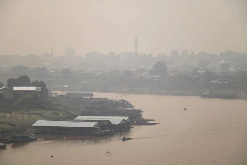 Haze blankets a riverside residential area along the Kahayan River in Palangkaraya, Central Kalimantan, on Friday, as a result of widespread forest and land fires occurring at various points across the island. (AFP) Haze blankets a riverside residential area along the Kahayan River in Palangkaraya, Central Kalimantan, on Friday, as a result of widespread forest and land fires occurring at various points across the island. (AFP)