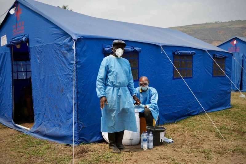 Health workers wearing protective equipment get ready to disinfect a boat at the port of Bende-Bende, in Maluku, on August 20, 2026. The small port of Bende-Bende is one of the main gateways to the capital of the Democratic Republic of the Congo (DRC), a vast Central African country of more than 100 million inhabitants that is facing the 17th Ebola outbreak in its history. In just three months, it has become the deadliest outbreak yet, with more than 2,500 recorded deaths.
Every day, large wooden riverboats known as baleinières, which travel up and down the Congo River, disembark hundreds of passengers arriving from the eastern and northern regions, where the current outbreak remains confined for the time being. (Photo by Sophie Douce / AFP) Health workers wearing protective equipment get ready to disinfect a boat at the port of Bende-Bende, in Maluku, on August 20, 2026. The small port of Bende-Bende is one of the main gateways to the capital of the Democratic Republic of the Congo (DRC), a vast Central African country of more than 100 million inhabitants that is facing the 17th Ebola outbreak in its history. In just three months, it has become the deadliest outbreak yet, with more than 2,500 recorded deaths.
Every day, large wooden riverboats known as baleinières, which travel up and down the Congo River, disembark hundreds of passengers arriving from the eastern and northern regions, where the current outbreak remains confined for the time being. (Photo by Sophie Douce / AFP)