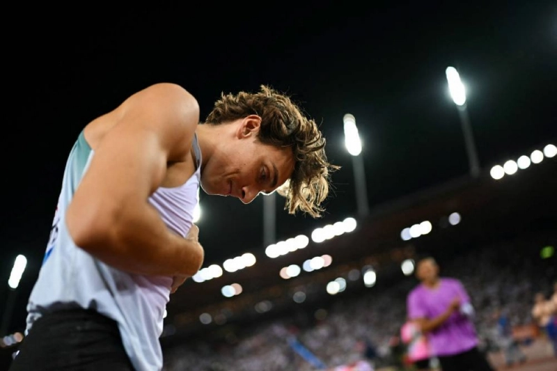 Sweden's Armand Duplantis acknowledges the audience after failing to clear the bar to break the pole vault world record during the IAAF Diamond League meeting in Zurich on August 27, 2026. (AFP) Sweden's Armand Duplantis acknowledges the audience after failing to clear the bar to break the pole vault world record during the IAAF Diamond League meeting in Zurich on August 27, 2026. (AFP)
