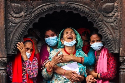 Relatives of Nakul Sharma, 36, who lost his life in the deadly flash floods and a mudslide, mourn during his cremation rituals on the premises of Pashupatinath Temple in Kathmandu, Nepal, September 1, 2026. REUTERS/Athit Perawongmetha TPX IMAGES OF THE DAY Relatives of Nakul Sharma, 36, who lost his life in the deadly flash floods and a mudslide, mourn during his cremation rituals on the premises of Pashupatinath Temple in Kathmandu, Nepal, September 1, 2026. REUTERS/Athit Perawongmetha TPX IMAGES OF THE DAY