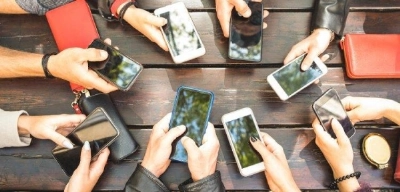 People group having addicted fun together using smartphones - Detail of hands sharing content on social network with mobile smart phones - Technology concept with millennials online with cellphones