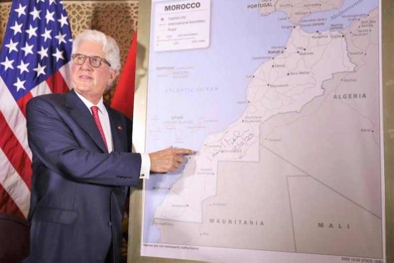 L'ambassadeur des Etats-Unis, David Fisher, montrant la carte complète du Maroc, après la reconnaissance américaine de la souveraineté du Maroc sur ses provinces du Sud.