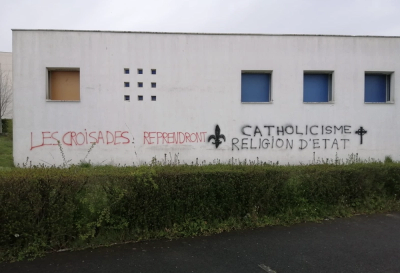 Aperçu des tags écrits sur le mur de la mosquée