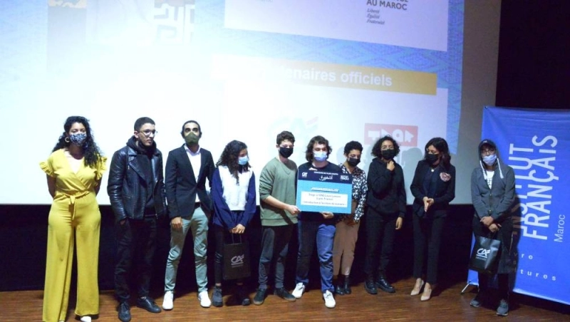 Les heureux gagnants du concours avec les membres du jury et les organisateurs.