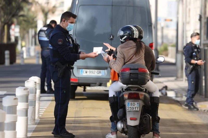 En attendant les allègements espérés, les contrôles policiers se poursuivent.