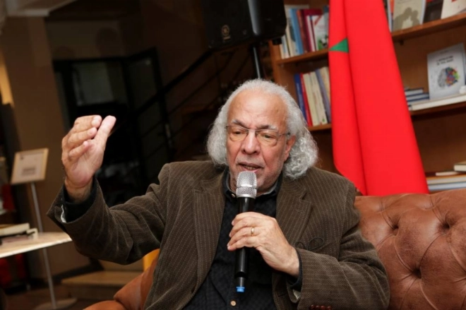 Lahcen Zinoun présentant son autobiographie Le rêve interdit au Papers Club.