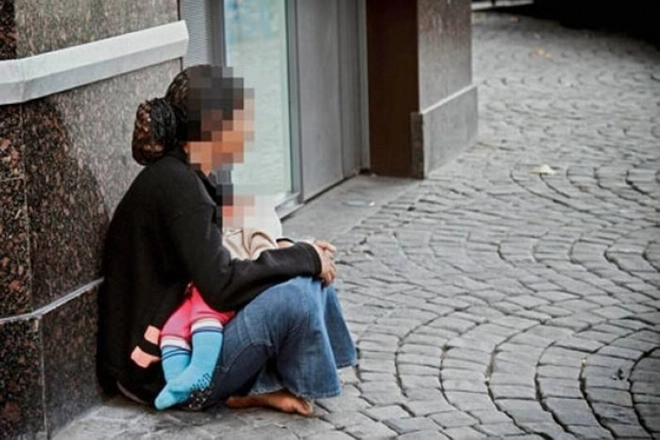 A l'aide de somnifères forts, les bébés sont endormis toute la journée pour ne pas déranger
